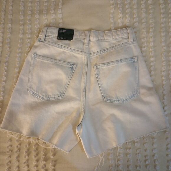 ⬇️⬇️⬇️High-Rise Cutoff Jean Shorts - Light Acid Wash - Picture 5 of 5